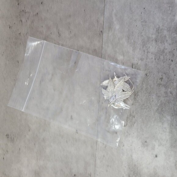 Silver Tone Leaf Earrings Natures Jewelry Japanese Maple Fish Hook Style Unique - Picture 8 of 8